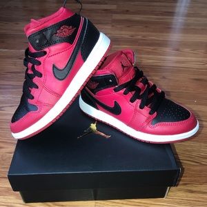 NIKE JORDAN 1 MID KIDS SHOES